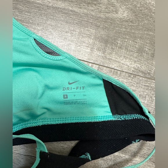 Nike criss cross sports bra - Small - Picture 3 of 3